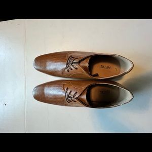 Mens tan dress/casual shoe by Apt 9.  Never worn. Size 13